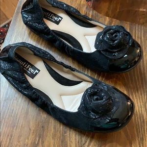 BeautiFeel black patten flats